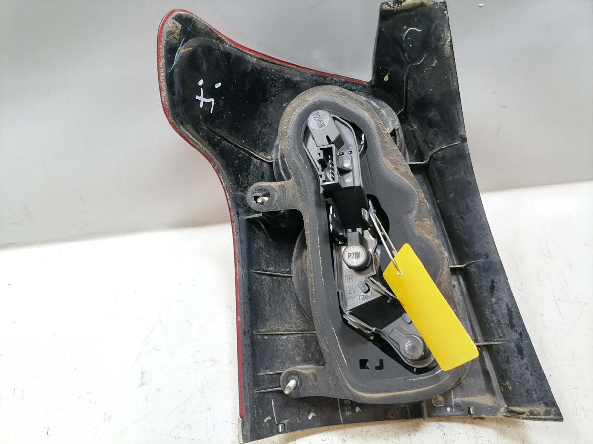 Toyota Avensis T25 original Rücklicht Rückleuchte Schlussleuchte rechts Kombi Bj.2004